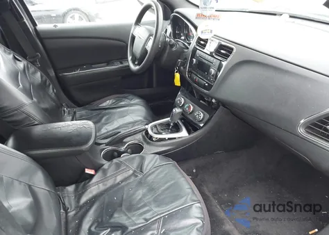 2013 Chrysler 200 Lx z USA, uszkodzony, nr VIN 1C3CCBAB3DN605529